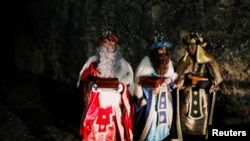 Hombres disfrazados de Melchor, Gaspar y Balthasar, los Reyes Magos, participan en el desfile de Epifanía en Ronda, cerca de Málaga, sur de España el 5 de enero de 2020.