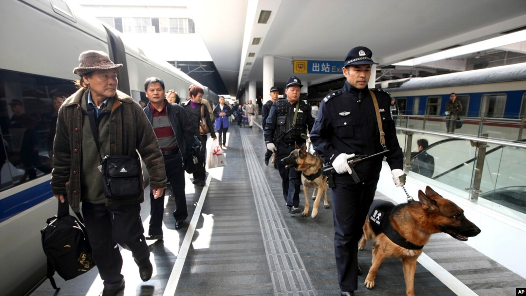 中国武警在深圳火车站巡逻
