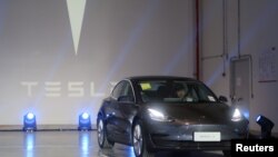 La automotriz, que previamente importaba todos sus autos vendidos en China, dijo que quería empezar las entregas de su nuevo modelo fabricado en Shanghái antes del Año Nuevo Lunar.