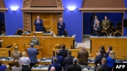 Presiden Ukraina Volodymyr Zelenskyy menerima "standing ovation" usai memberikan pidato di depan para anggota parlemen di Tallinn, Estonia Kamis 11 Januari 2024. 