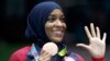 ARSIP – Atlet anggar Ibtihaj Muhammad asal AS menunjukkan medali perunggu yang diperolehnya di Olimpiade Rio (13/8). Rio de Janeiro, Brazil.