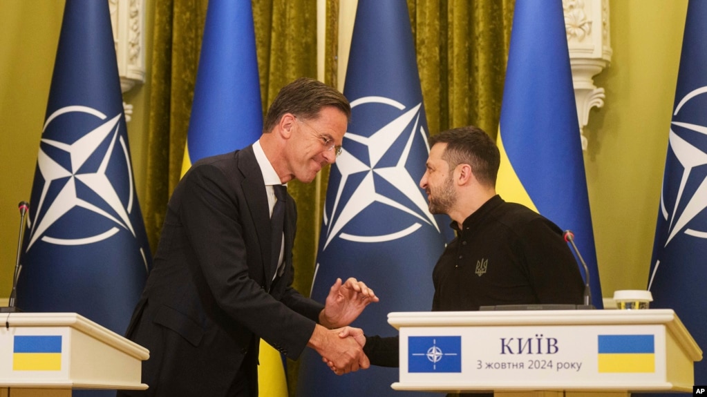 Tổng thư ký NATO Mark Rutte (trái) và Tổng thống Ukraine Volodymyr Zelenskyy bắt tay nhau trong cuộc họp báo tại Kyiv, Ukraine, ngày 3/10/2024.