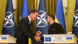 Sekretaris Jenderal NATO Mark Rutte (kiri), dan Presiden Ukraina Volodymyr Zelenskyy (kanan), berjabat tangan saat konferensi pers di Kyiv, Ukraina, 3 Oktober 2024.