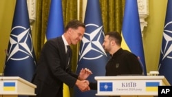 Sekretaris Jenderal NATO Mark Rutte (kiri), dan Presiden Ukraina Volodymyr Zelenskyy (kanan), berjabat tangan saat konferensi pers di Kyiv, Ukraina, 3 Oktober 2024.