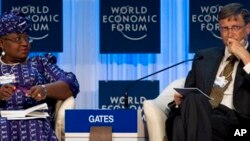 Attajirin nan na Amurka Bill Gates da Ministar Kudin Nijeriya Ngozi Iweala a wani zama na yaki da cutar Kanjamau. 