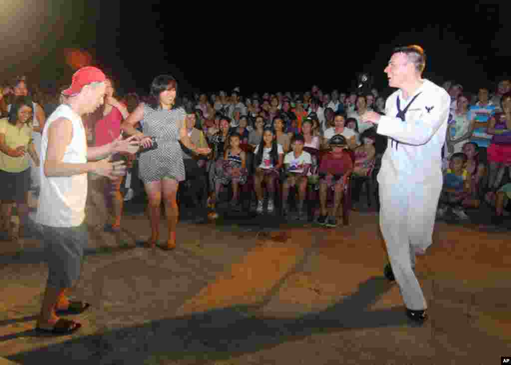 峴港 (7月17日) 美國水兵歌手與觀眾起舞。