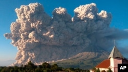 El monte Sinabung arroja material volcánico durante una erupción en Karo, en el norte de Sumatra, Indonesia, el 2 de marzo de 2021.