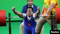 Lực sỹ Lê Văn Công đã giành tấm huy chương vàng đầu tiên cho Việt Nam tại Paralympic Rio, 8/9/2016.