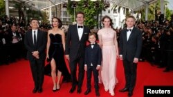 (L-R) Producer Thomas Langmann, cast member Berenice Bejo, director Michel Hazanavicius, cast members Abdul Khalim Mamutsiev, Zukhra Duishvili and Maxim Emelyanov pose on the red carpet as they arrive for the screening of the film "The Search" in competition at the 67th Cannes Film Festival in Cannes, May 21, 2014. 