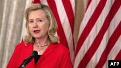 Ngoại Trưởng Clinton nói rằng Pakistan cần hành động chốngl lại các phần tử tranh đấu bạo động Haqqani mà Hoa Kỳ quy trách đã thực hiện vụ tấn công tự sát nhắm vào Sứ quán Mỹ ở Kabul tuần trước
