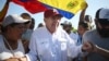 Calon presiden oposisi Venezuela dari partai Plataforma Unitaria Democratica, Edmundo Gonzalez Urrutia (tengah), menyapa para pendukungnya saat tiba di lokasi kampanye di Kota Barlovento di Negara Bagian Miranda, Venezuela, 26 Juni 2024. (Foto: AFP)