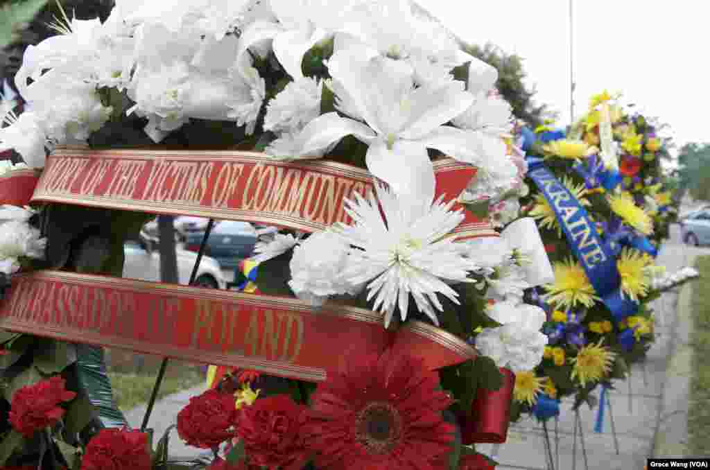 波兰驻美国大使敬献的花圈