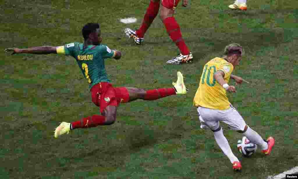 برازیل نے کیمرون کے ایک کے مقابلے میں چار گول سے شکست دی