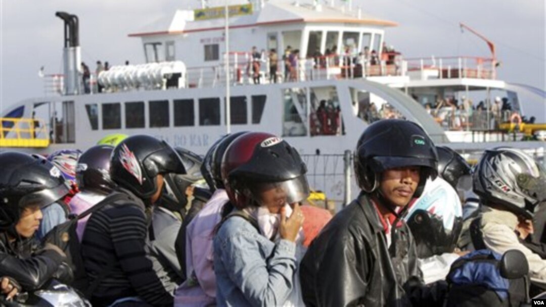 Para penumpang yang antri menunggu keberangkataan kapal Ferry di Ketapang, Gilimanuk, Bali saat mudik Lebaran. (Foto: Dok)