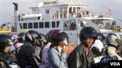 Para penumpang yang antri menunggu keberangkataan kapal Ferry di Ketapang, Gilimanuk, Bali saat mudik Lebaran. (Foto: Dok)