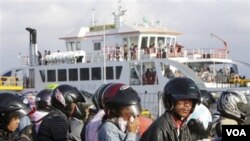 Para penumpang yang antri menunggu keberangkataan kapal Ferry di Ketapang, Gilimanuk, Bali saat mudik lebaran (27/8).