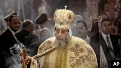 Le pape copte égyptien Tawadros II dirige les prières pendant le service de la veille pascale à la cathédrale Saint-Marc au Caire, Égypte, 15 avril 2017.