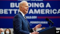 Presiden AS Joe Biden speaks berbicara di Carnegie Mellon University di Mill 19 tidak jauh dari lokasi jembatan yang ambruk di Pittsburgh, Jumat (28/1). 