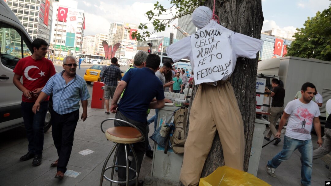Boneka yang digantung di pohon di Ankara melambangkan Fethullah Gulen, ulama Turki yang tinggal di AS dengan tulisan "FETO, pengkhianat" (Feto adalah julukan bagi Fethullah Gulen) (foto: dok).