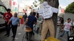 Boneka yang digantung di pohon di Ankara melambangkan Fethullah Gulen, ulama Turki yang tinggal di AS dengan tulisan "FETO, pengkhianat" (Feto adalah julukan bagi Fethullah Gulen) (foto: dok).