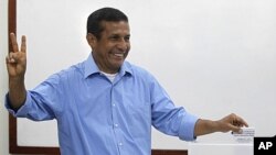 Peru's presidential candidate Ollanta Humala casts his ballot in Lima, April 10, 2011