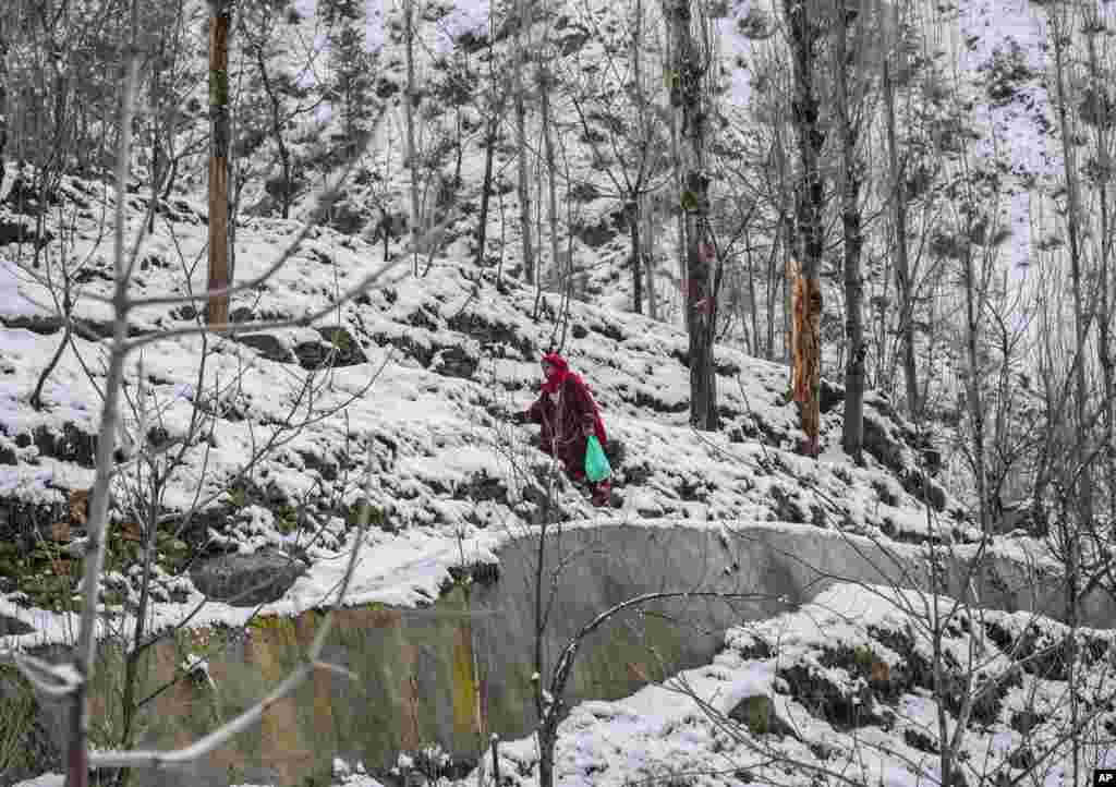 منظره یک روز زمستانی در حومه سرینگر کشمیر تحت کنترول هند