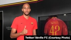 Steven Nzonzi lors de son transfert du Séville FC à l'AS Rome, le 15 août 2018. (Twitter/ Séville FC)