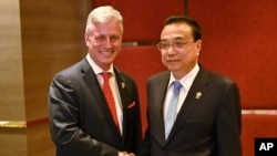 美国国家安全顾问奥布莱恩在2019年11月4日东盟会议期间与中国总理李克强握手。