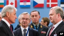 ABD Savunma Bakanı Chuck Hagel, NATO toplantısında Ukrayna Savunma Bakanı Vekili Oleksandr Oliynyk'le bir araya geldi.