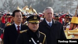 제임스 매티스(가운데 오른쪽) 미 국방장관이 3일 서울 용산 국방부 연병장에서 한국의 한민구 국방장관과 함께 의장대를 사열하고 있다.