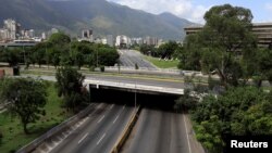 La principal autopista de Caracas, Venezuela, se ve vacía durante la el paro cívico convocado contra el gobierno del presidente Nicolás Maduro el jueves, 20 de julio de 2017.
