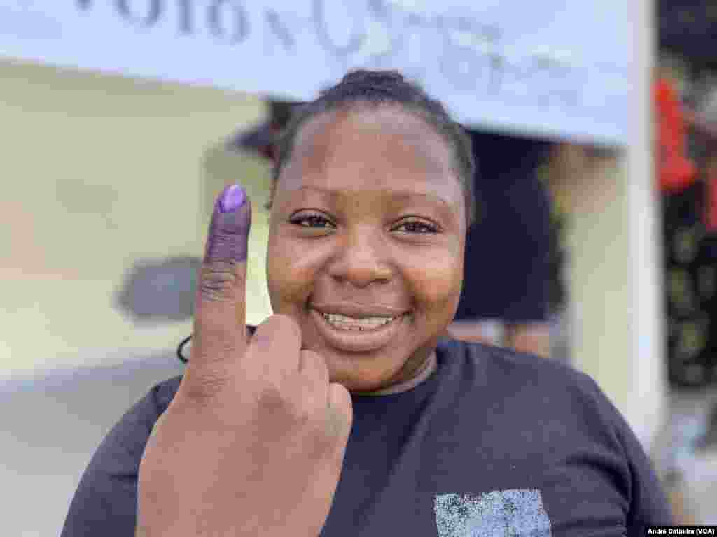 Eleitora na Beira, mostra dedo com tinta indelével depois de votar para as eleições gerais de 9 de outubro