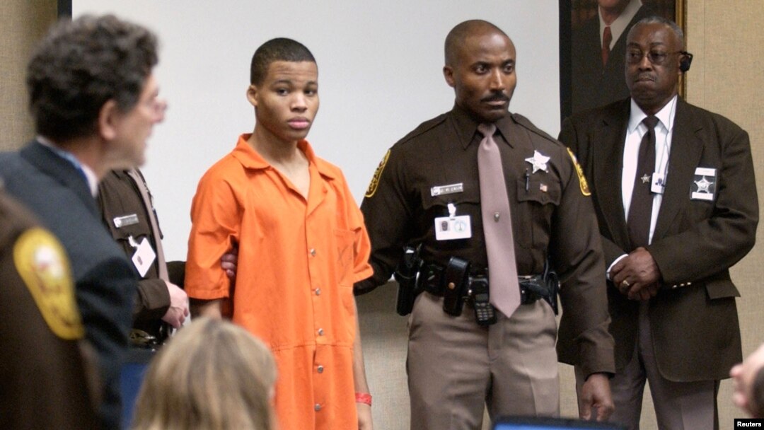 ARCHIVO - Lee Boyd Malvo, rodeado de agentes policiales entra a la corte para ser identificado por un testigo, durante el juicio por crimen capital de su compañero francotirador John Allen Muhammad en Virginia Beach. Oct. 22, 2003. Reuters/Davis Turner/Pool.