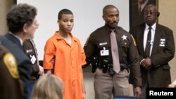 ARCHIVO - Lee Boyd Malvo, rodeado de agentes policiales entra a la corte para ser identificado por un testigo, durante el juicio por crimen capital de su compañero francotirador John Allen Muhammad en Virginia Beach. Oct. 22, 2003. Reuters/Davis Turner/Pool.