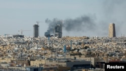 روز پنجشنبه، در بحبوحه عملیات آمریکا و اسرائیل در ایران، دودی ناشی از انهدام یک پرتابه در آسمان شهر ریاض، مشاهده می‌شود.