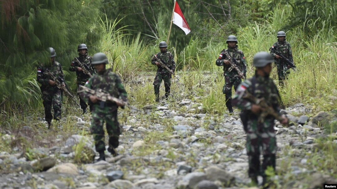 Anggota TNI berpatroli di wilayah perbatasan Papua Nugini dan Indonesia di Waris, Keerom, Provinsi Papua, 17 Maret 2016. (Foto: Antara via Reuters)
