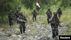 Anggota TNI berpatroli di wilayah perbatasan Papua Nugini dan Indonesia di Waris, Keerom, Provinsi Papua, 17 Maret 2016. (Foto: Antara via Reuters)