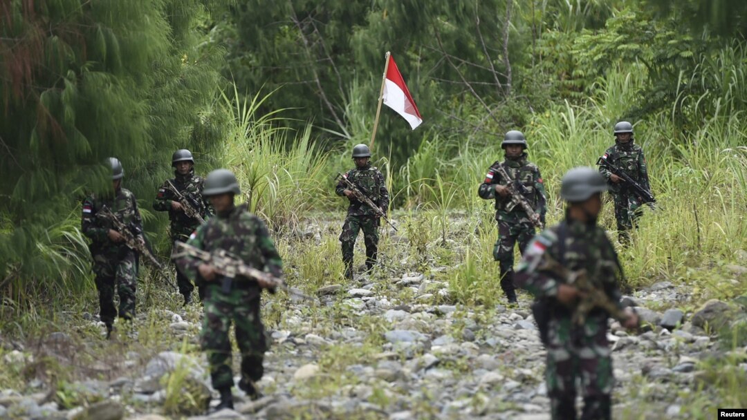 Tentara Indonesia berpatroli di perbatasan antara Papua Nugini dan Indonesia untuk memeriksa penanda batas di Waris, Keerom, provinsi Papua, 17 Maret 2016. (Foto: Antara/dok).
