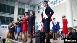 Défilé de mode d'uniformes d'hôtesses de l'air en Russie, le 7 septembre 2015. 