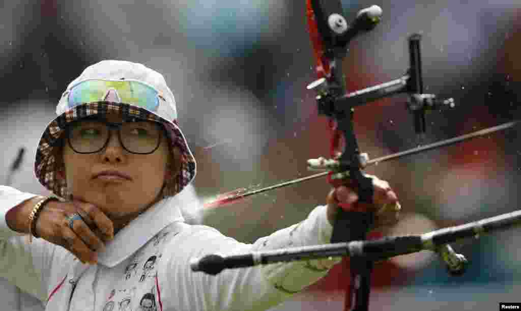 Atlet panahan Choi Hyeonju dari Korea Selatan saat memperebutkan medali emas di Lords Cricket Ground. (Foto: Reuters/Suhaib Salem)