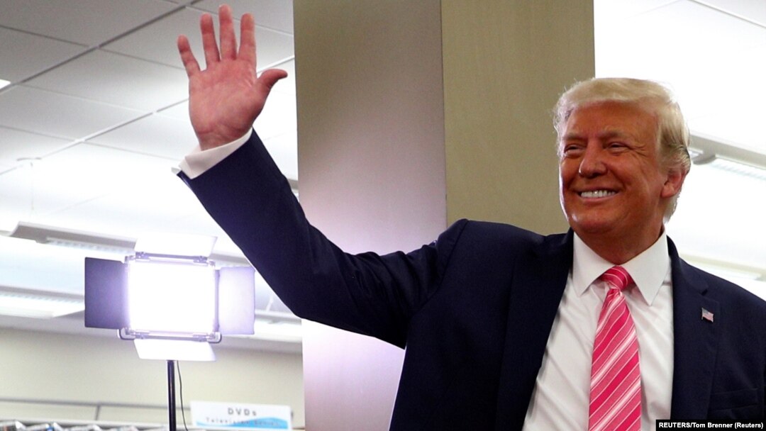 Američki predsjednik Donald Trump pošto je prijevremeno glasao na predsjedničkim izborima u West Palm Beachu (Foto: REUTERS/Tom Brenner)