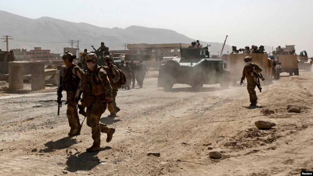 Các thành viên của Lực lượng NATO đến hiện trường vụ tấn công ở Kabul, ngày 10/6/2013.