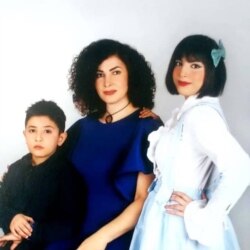فائزه فلسفی در کنار فرزندان خود پارسا (۸ ساله) و درسا قندچی        (۱۷ ساله) از کشته‌شدگان هواپیمای اوکراینی