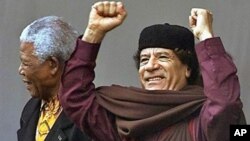 Libyan leader Moammar Gadhafi (R) stands with former South African President Nelson Mandela at the launch of the African Union in Durban, South Africa, July 2002. (file photo)