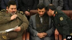 Ministan Tsaron Iran kennan Janar. Mohammad Mostafa Najjar, right, a lokacin da yake ganawa da shugaba Mahmoud Ahmadinejad.