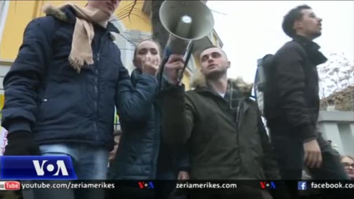 Shqipëri: Studentët vazhdojnë protestat
