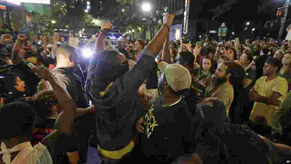 Les manifestants scandent des slogans, lors des manifestations en Caroline du Nord, le 22 septembre 2016.