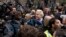 Anggota parlemen anti Islam Geert Wilders, tengah, berbicara kepada media selama kampanye di Spijkenisse, dekat Rotterdam (18/2).  (foto:  AP Photo/Peter Dejong)