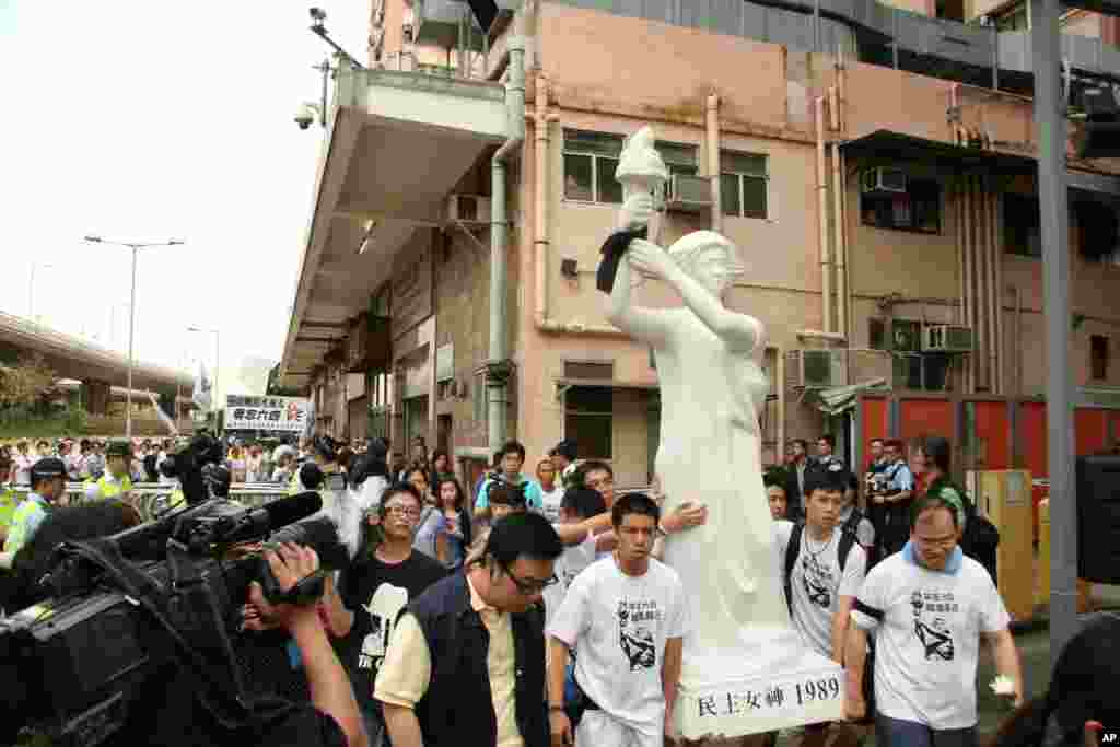 港人悼念胡耀邦与方励之 决心平反六四