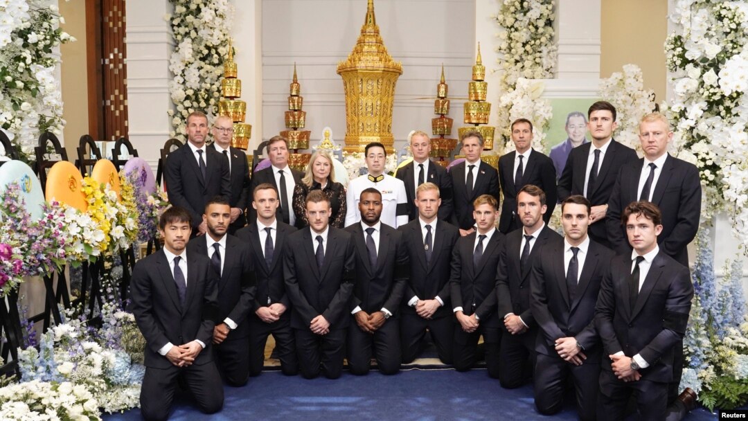 Aiyawatt Srivaddhanaprabha berpose dengan para pemain dan staf Leicester City saat pemakaman ayahnya, Vichai Srivaddhanaprabha, mendiang Kepala dan pemilik Klub Sepak Bola Leicester City. Pemakaman berlangsung di Bangkok, Thailand, Minggu, 4 November 2018.